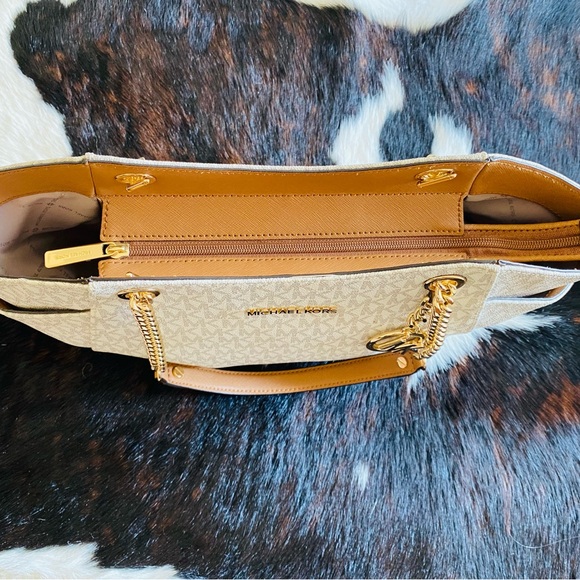 Michael Kors Shoulder Bag with matching Wallet in Vanilla/Acorn. - Picture 4 of 9